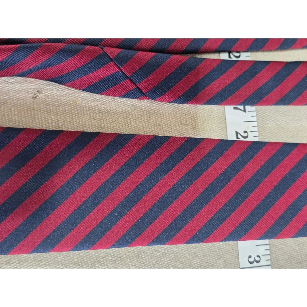 Resilio necktie features